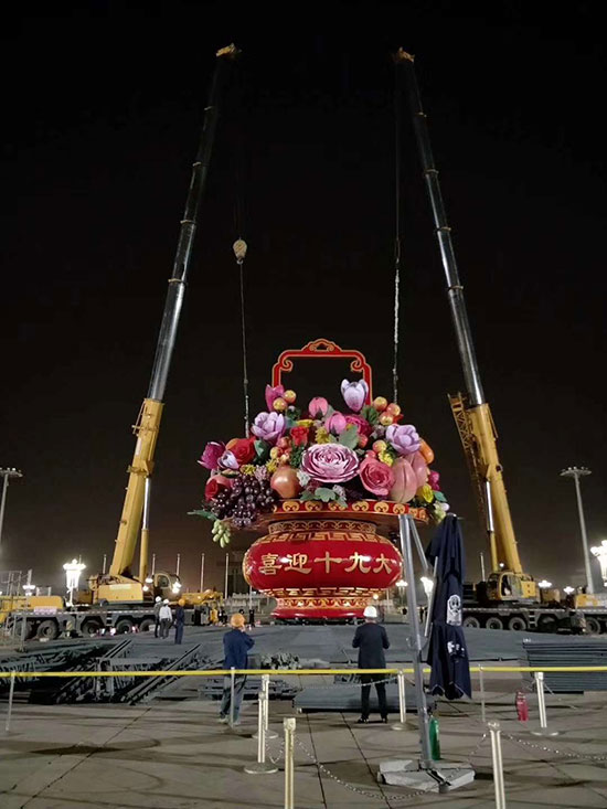 Guindaste da XCMG ajudou elevação e instalalção das cestas de flores gigantes na Praça da Tiananmen