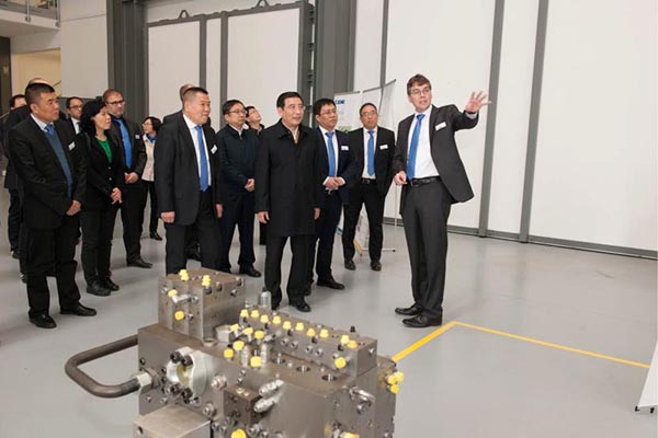 Líderes do Ministério da Indústria e Informatização da China visitam filial na Europa da XCMG