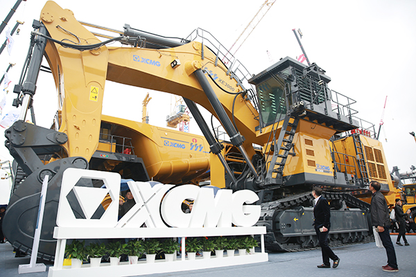 Escavadeira de grande porte de Mineração com 300 Toneladas de XCMG participou a exposição de Bauma, Uma nova neração de herói de mina chocou o público.