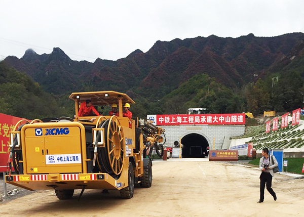 Construção do Projeto da Ferrovia Meng-Hua apoiada por jumbo de perfuração com três braços da XCMG, um equipamento avançado, eficiente e eco-amigável