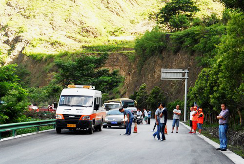 Operação contínua de alta intensidade do carregador/ transporte especializado de XCMG no local de desabamento  e limpeza para reabrir a estrada