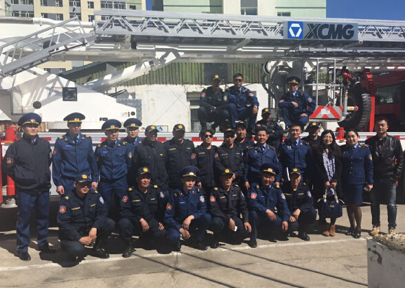 Treinamento em operação de máquinas de combate a incêndios da XCMG 