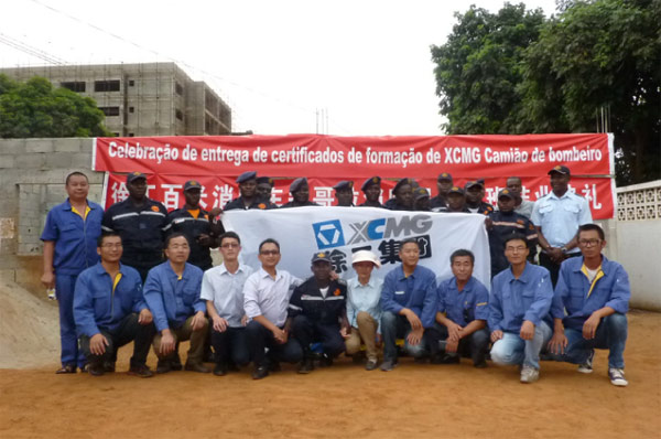 Cerimônia de Graduação Treinada do Caminhão de Bombeiros de Cem Metros XCMG Realizada pelo Corpo de Bombeiros de Angola