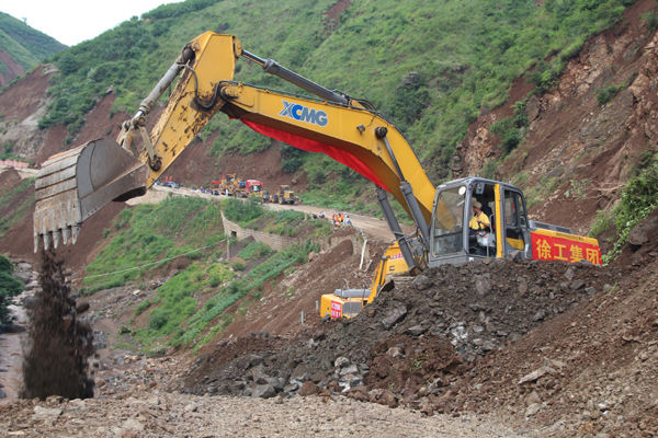 Diretoria da XCMG incentiva a sua equipe de resgate para redobrar esforços