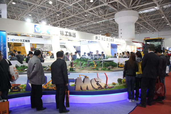 Uma variedade de novos produtos da XCMG exibe-se na Exposição de BICES 2013 em Pequim