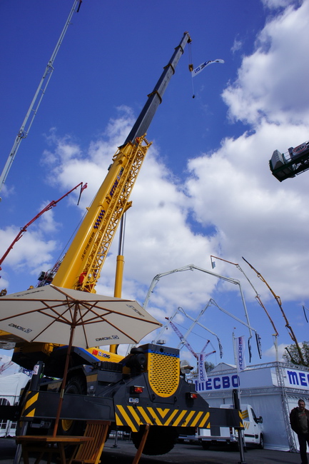 Guindaste de roda de fora de estrada de modelo totalmente novo de XCMG ganha o apreço na exposição de INTERMAT na França